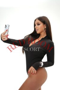 Эскортница Дашуля  - грудь 4, рост 165 см, вес 60 кг, цвет волос Шатенки, этничность Смешанная раса