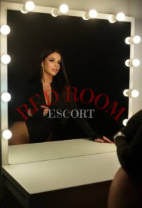 Эскортница Дашуля  - грудь 4, рост 165 см, вес 60 кг, цвет волос Шатенки, этничность Смешанная раса