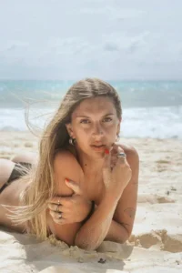 Эскортница Иса - грудь 4, рост 163 см, вес 60 кг, цвет волос Блондинки