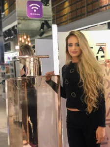 Эскортница Кэндис - грудь 2, рост 172 см, вес 56 кг, цвет волос Блондинки