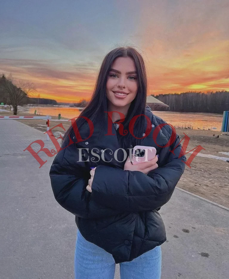 Эскортница Табита - грудь 1, рост 175 см, вес 55 кг, цвет волос Брюнетки