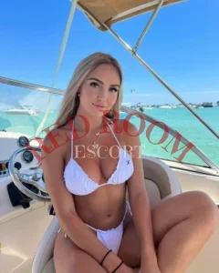 Эскортница Ленор - грудь 3, рост 175 см, вес 59 кг, цвет волос Блондинки