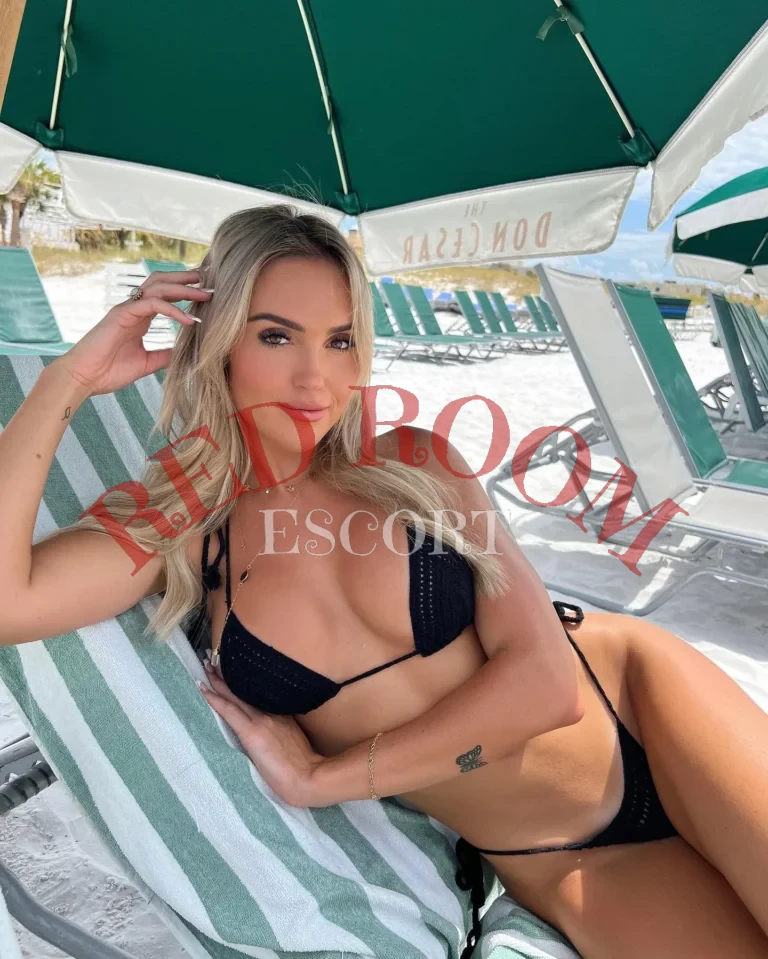 Эскортница Ленор - грудь 3, рост 175 см, вес 59 кг, цвет волос Блондинки