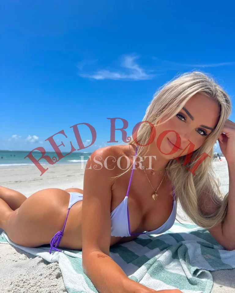 Эскортница Ленор - грудь 3, рост 175 см, вес 59 кг, цвет волос Блондинки