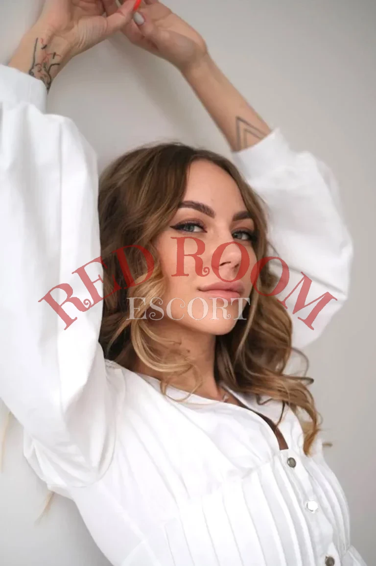 Эскортница Джули - грудь 1, рост 167 см, вес 45 кг, цвет волос Блондинки