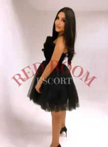 Эскортница Сара - грудь 2, рост 170 см, вес 68 кг, цвет волос Шатенки