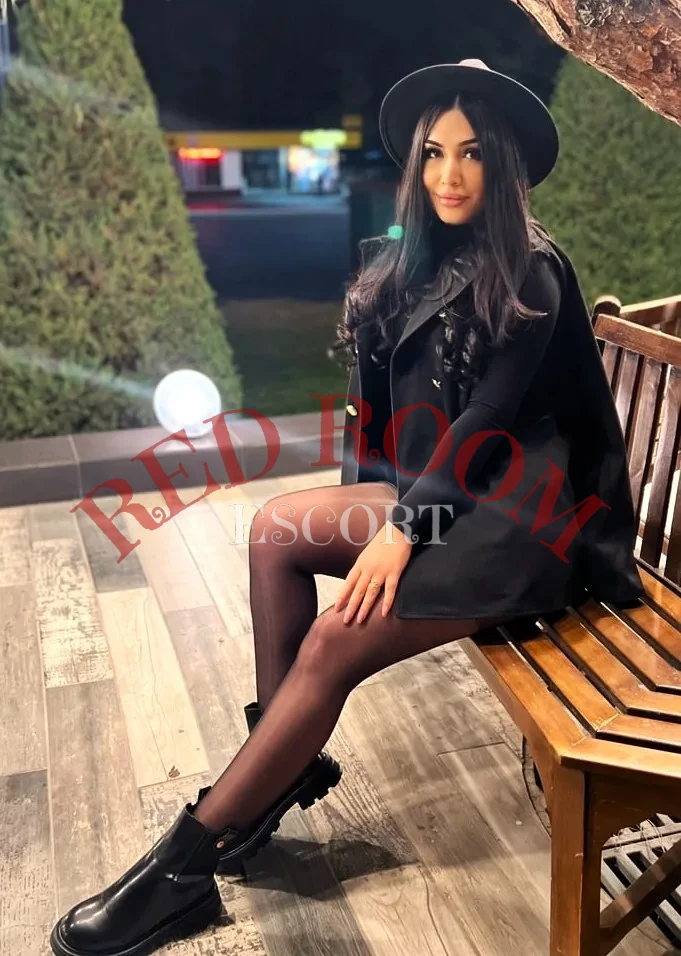 Эскортница Сара - грудь 2, рост 170 см, вес 68 кг, цвет волос Шатенки