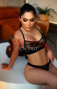 Эскортница Сара - грудь 2, рост 170 см, вес 68 кг, цвет волос Шатенки