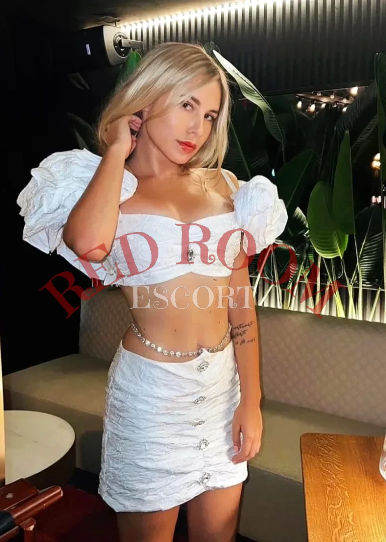 Эскортница Stasy - грудь 2, рост 160 см, вес 50 кг, цвет волос Блондинки