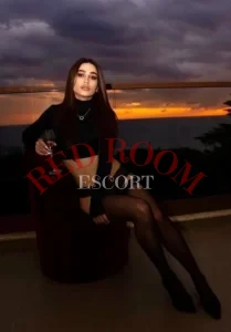 Эскортница Амина - грудь 2, рост 170 см, вес 53 кг, цвет волос Шатенки