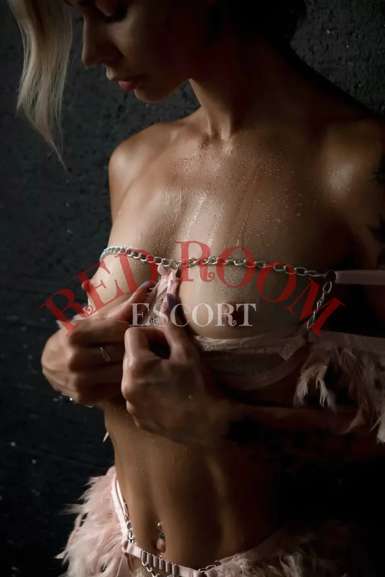 Эскортница Welly - грудь 1, рост 160 см, вес 50 кг, цвет волос Блондинки