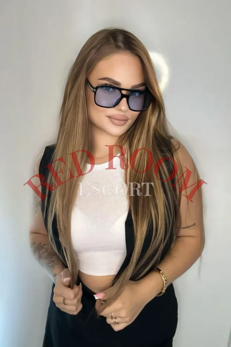 Эскортница Виола - грудь 3, рост 172 см, вес 56 кг, цвет волос Блондинки