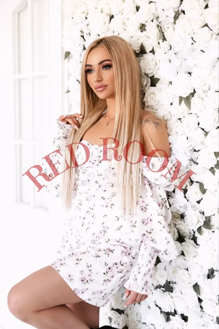 Эскортница Злата - грудь 2, рост 164 см, вес 55 кг, цвет волос Блондинки