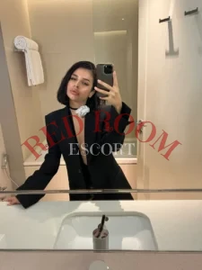 Эскортница Серафима - грудь 3, рост 171 см, вес 46 кг, цвет волос Брюнетки