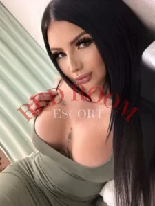 Эскортница Каролина - грудь 2, рост 172 см, вес 68 кг, цвет волос Брюнетки