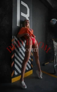 Эскортница Милана - грудь 4, рост 175 см, вес 62 кг, цвет волос Блондинки