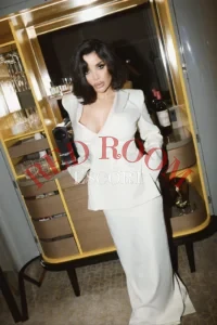 Эскортница Делия - грудь 4, рост 165 см, вес 52 кг, цвет волос Брюнетки