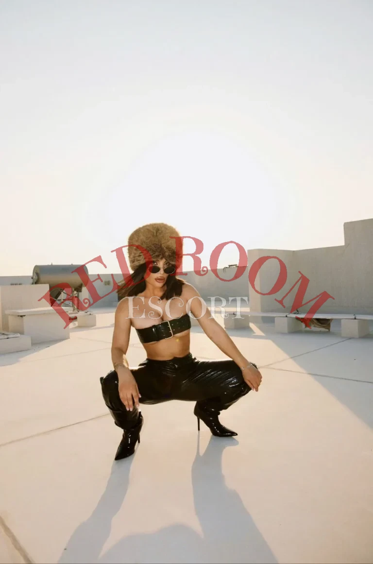 Эскортница Делия - грудь 4, рост 165 см, вес 52 кг, цвет волос Брюнетки