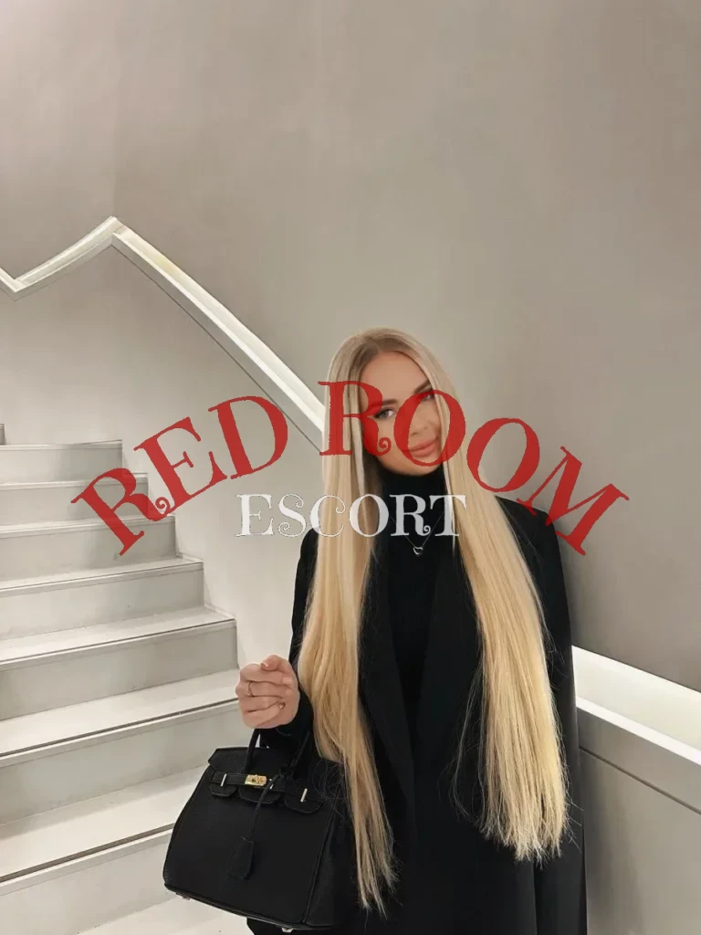 Эскортница Елена - грудь 4, рост 162 см, вес 58 кг, цвет волос Блондинки