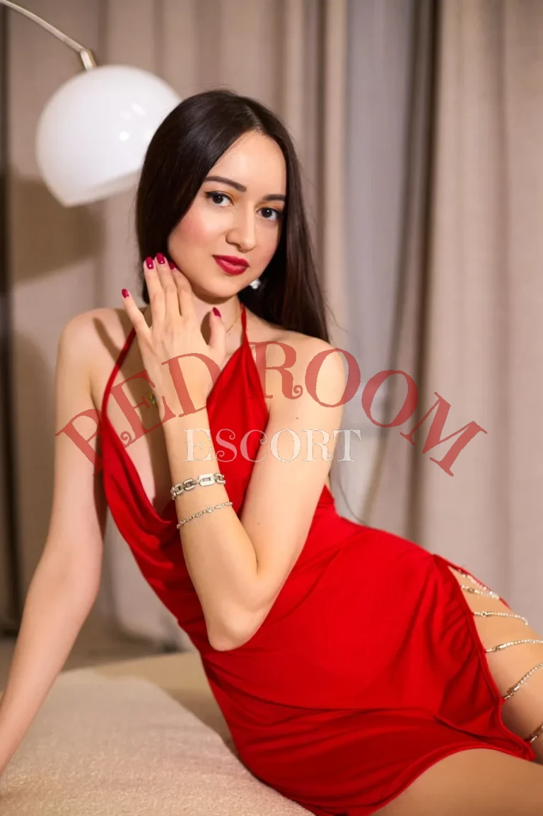 Эскортница Снежанна - грудь 2, рост 170 см, вес 49 кг, цвет волос Шатенки