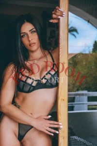 Эскортница Адриана - грудь 2, рост 170 см, вес 63 кг, цвет волос Брюнетки