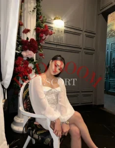 Эскортница Леора - грудь 2, рост 165 см, вес 50 кг, цвет волос Шатенки