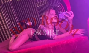 Эскортница Кинди - грудь 2, рост 160 см, вес 53 кг, цвет волос Блондинки