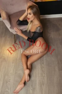 Эскортница Кинди - грудь 2, рост 160 см, вес 53 кг, цвет волос Блондинки