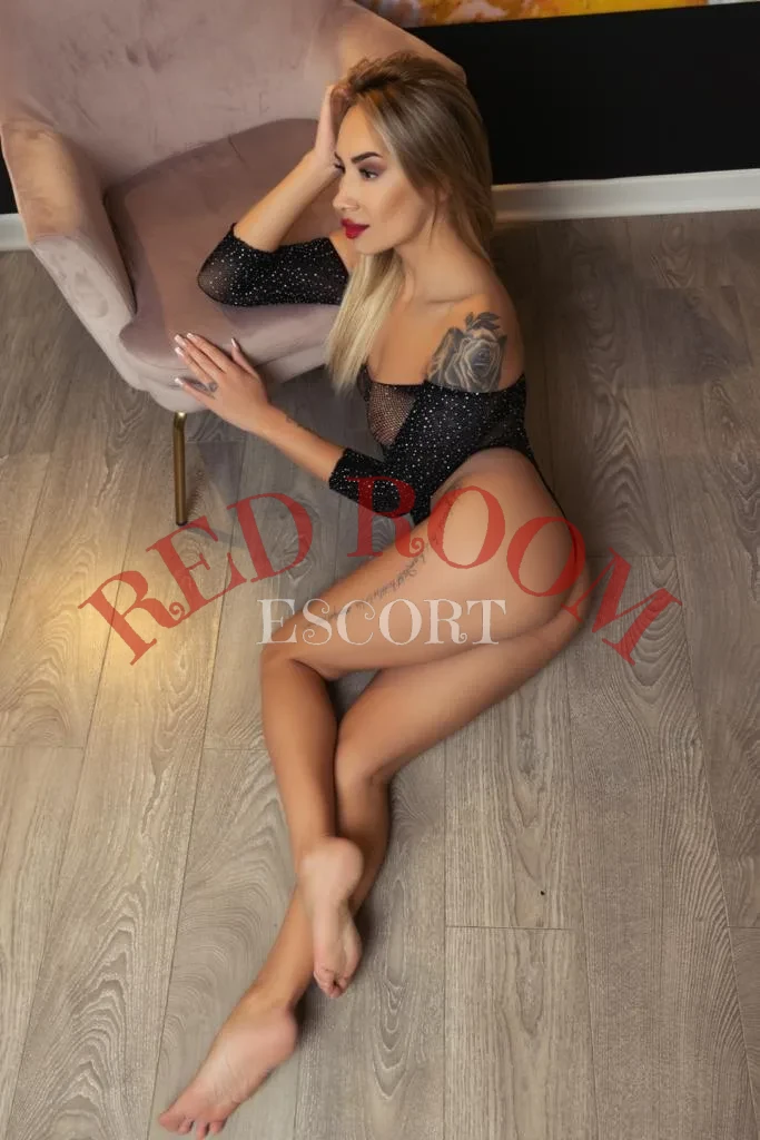 Эскортница Кинди - грудь 2, рост 160 см, вес 53 кг, цвет волос Блондинки