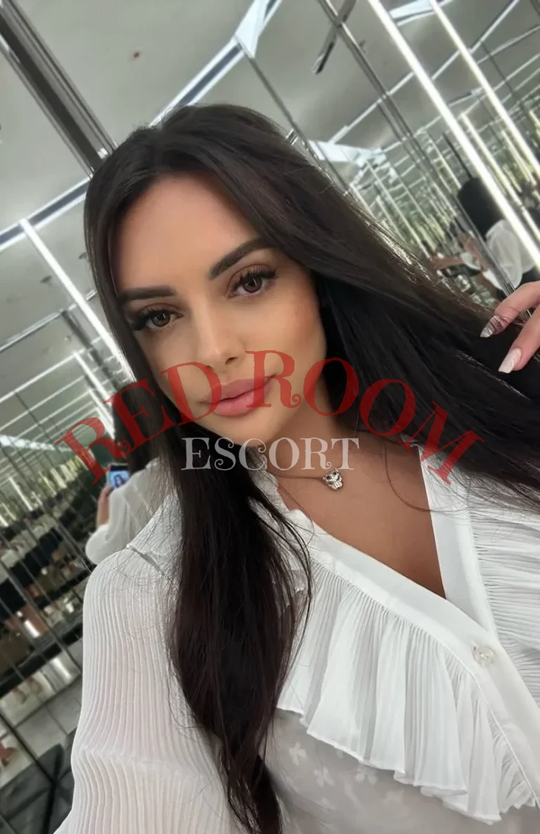 Эскортница София - грудь 2, рост 165 см, вес 55 кг, цвет волос Брюнетки
