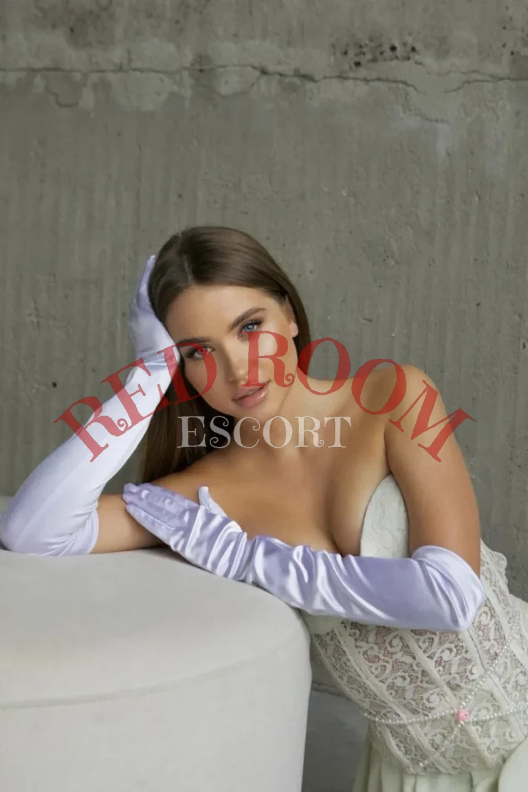 Эскортница Карина - грудь 2, рост 167 см, вес 48 кг, цвет волос Шатенки