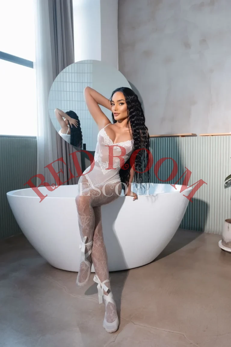 Эскортница Лана - грудь 3, рост 168 см, вес 54 кг, цвет волос Брюнетки