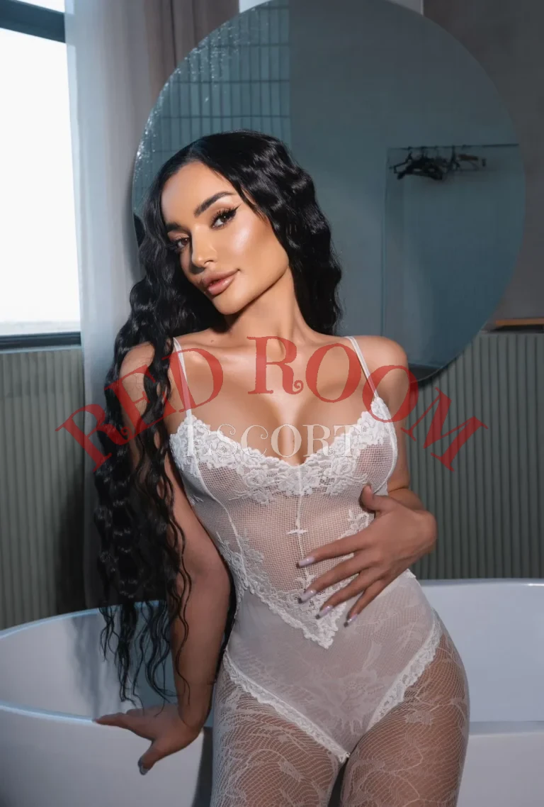 Эскортница Лана - грудь 3, рост 168 см, вес 54 кг, цвет волос Брюнетки