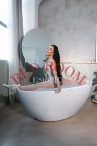 Эскортница Лана - грудь 3, рост 168 см, вес 54 кг, цвет волос Брюнетки