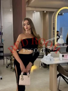 Эскортница Полина - грудь 4, рост 173 см, вес 55 кг, цвет волос Шатенки