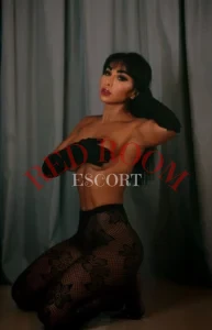 Эскортница Зина - грудь 2, рост 162 см, вес 60 кг, цвет волос Брюнетки