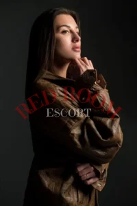 Эскортница Лиза - грудь 2, рост 175 см, вес 56 кг, цвет волос Брюнетки