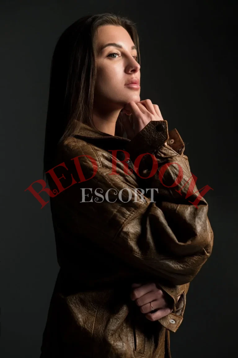 Эскортница Лиза - грудь 2, рост 175 см, вес 56 кг, цвет волос Брюнетки