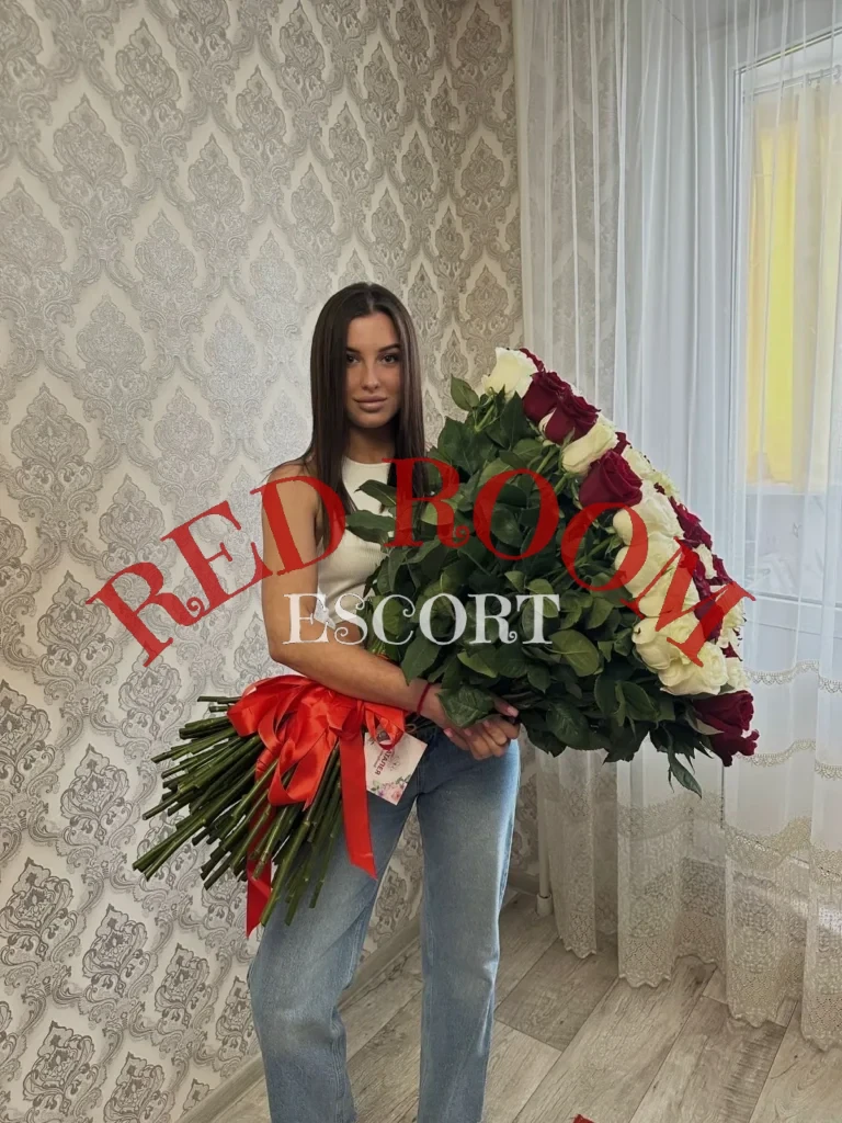 Эскортница Лиза - грудь 2, рост 175 см, вес 56 кг, цвет волос Брюнетки