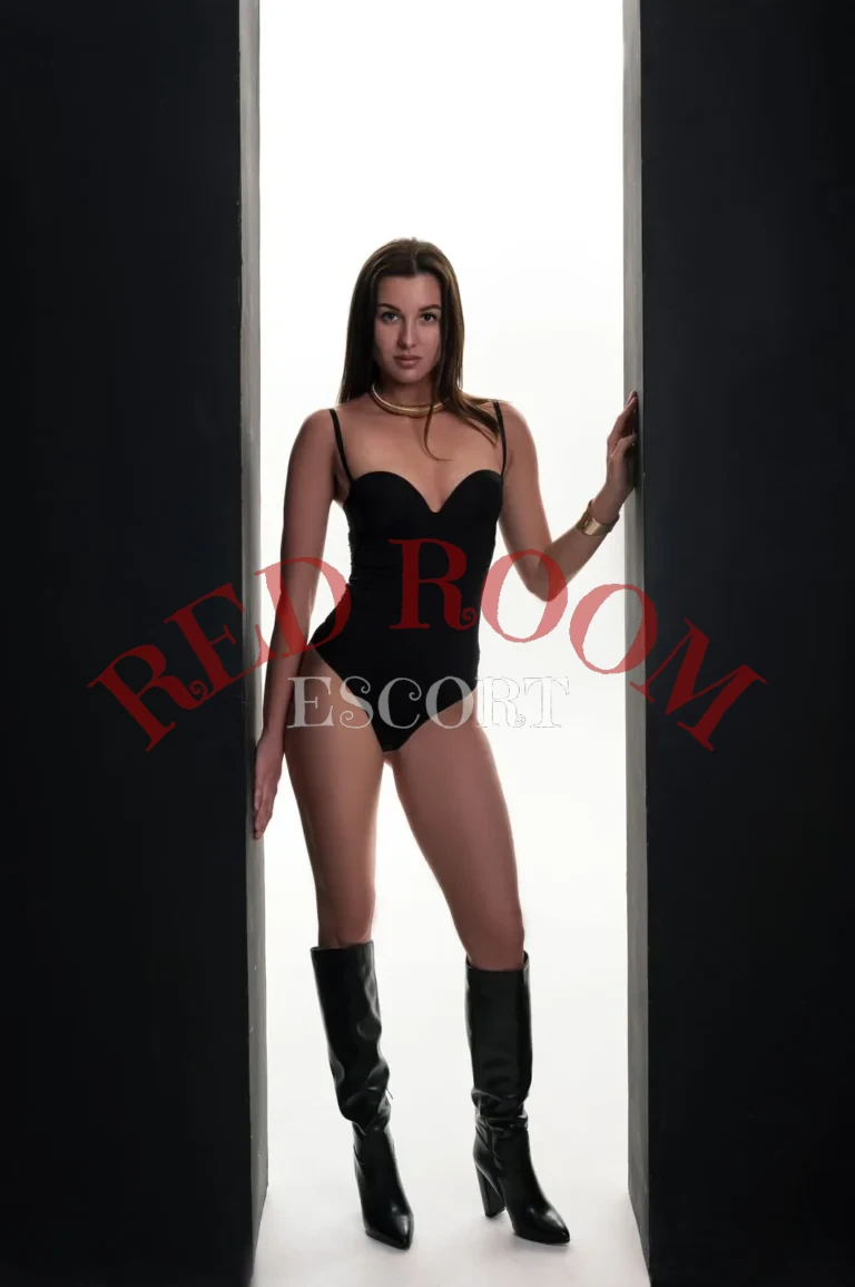 Эскортница Лиза - грудь 2, рост 175 см, вес 56 кг, цвет волос Брюнетки