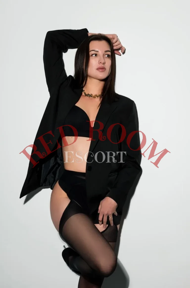 Эскортница Лиза - грудь 2, рост 175 см, вес 56 кг, цвет волос Брюнетки