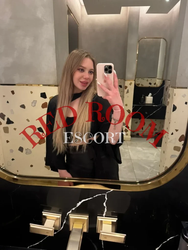 Эскортница Мия - грудь 2, рост 164 см, вес 52 кг, цвет волос Блондинки