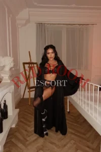 Эскортница Алика - грудь 2, рост 157 см, вес 49 кг, цвет волос Брюнетки