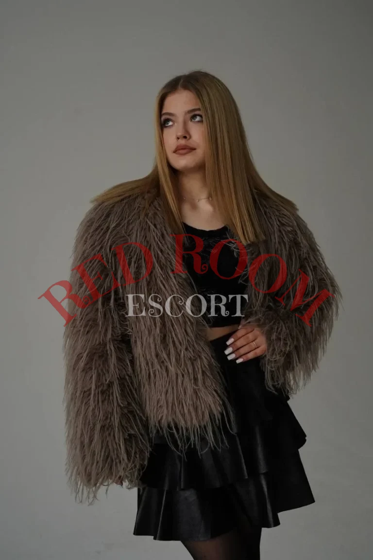 Эскортница Кэролайн - грудь 1, рост 160 см, вес 55 кг, цвет волос Блондинки