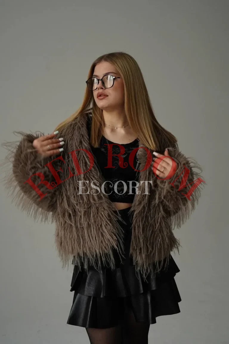 Эскортница Кэролайн - грудь 1, рост 160 см, вес 55 кг, цвет волос Блондинки