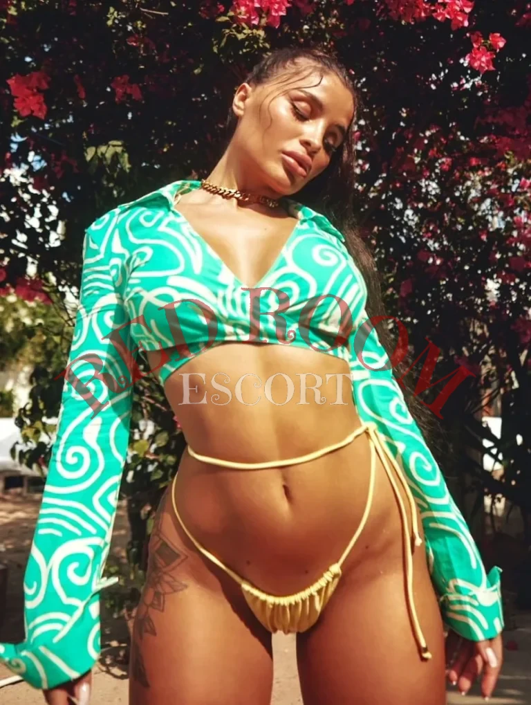 Эскортница Нита - грудь 3, рост 165 см, вес 50 кг, цвет волос Шатенки