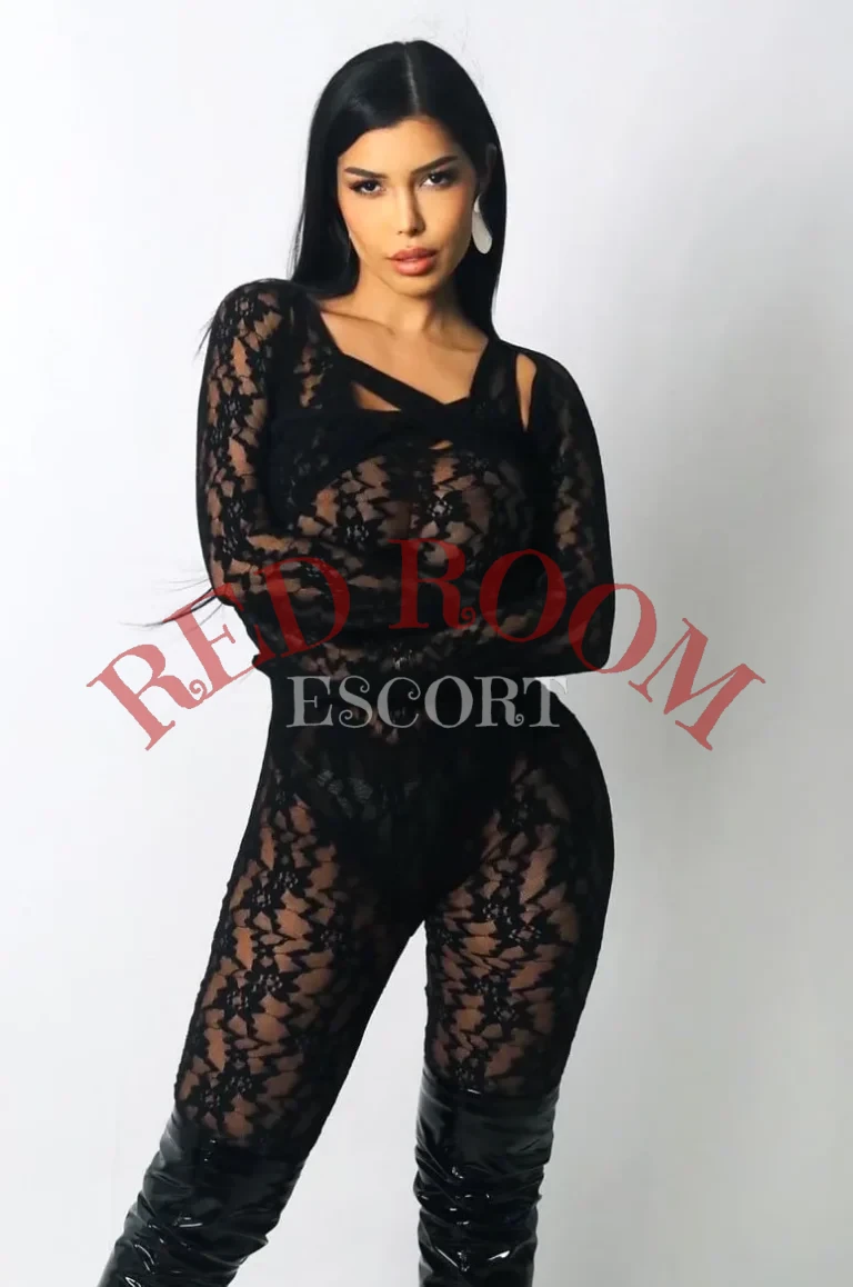 Эскортница Адриана - грудь 4, рост 167 см, вес 51 кг, цвет волос Брюнетки