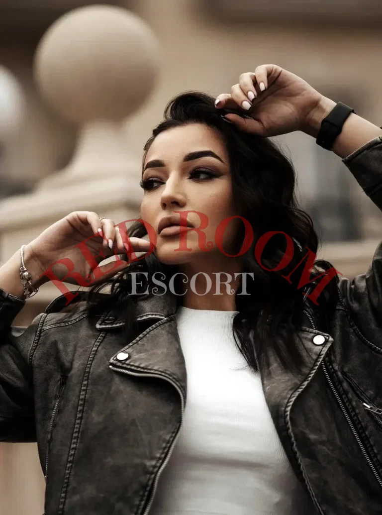 Эскортница Каролина - грудь 3, рост 161 см, вес 52 кг, цвет волос Шатенки