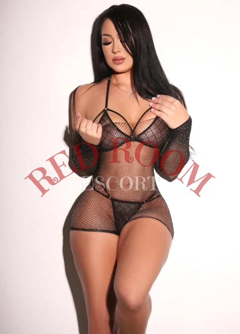 Эскортница Кароль - грудь 3, рост 164 см, вес 63 кг, цвет волос Брюнетки