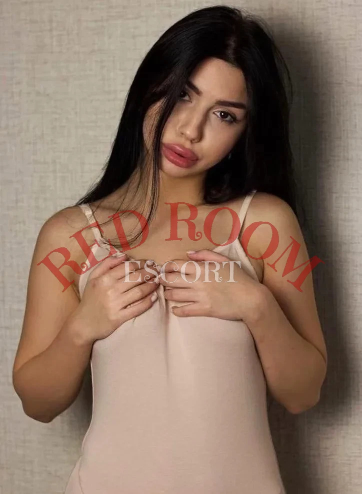 Эскортница Регина - грудь 2, рост 170 см, вес 50 кг, цвет волос Шатенки